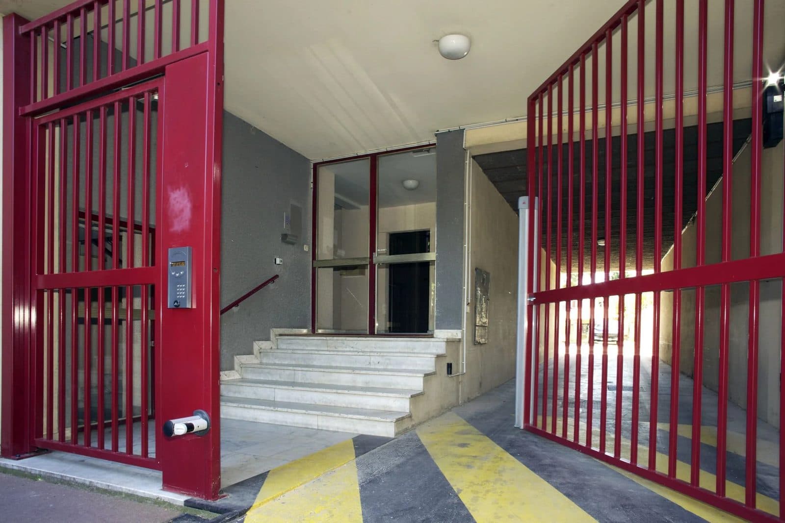 Porte automatique installée par ACOMA à Villebon-sur-Yvette en Île-de-France