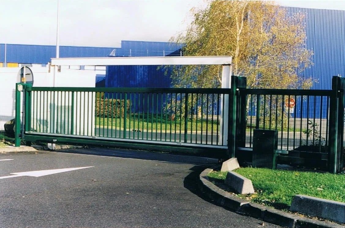 Portail industriel automatique posé par ACOMA en Essonne